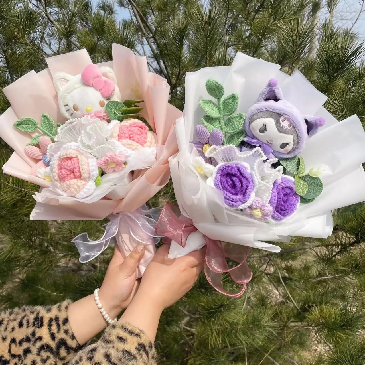 TwoCutesy™ Kawaii Kitty Cat Dolls With Artificial Flowers Bouquet