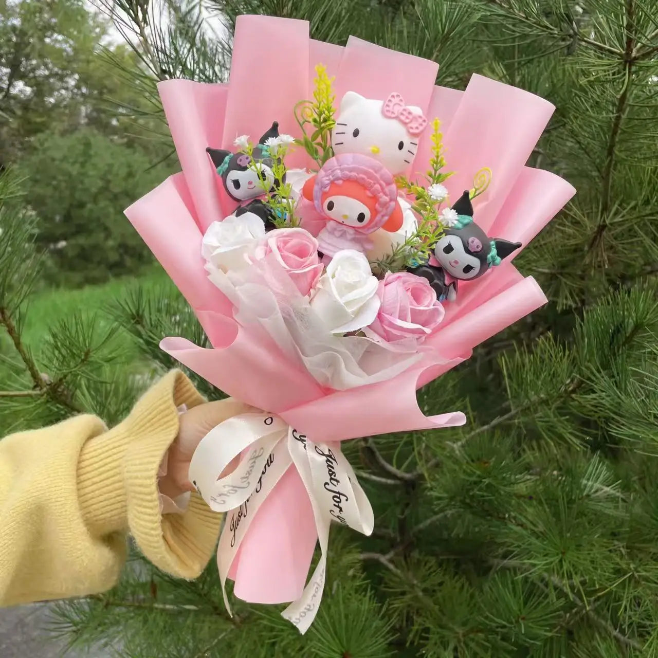 TwoCutesy™ Kawaii Kitty Cat Dolls With Artificial Flowers Bouquet